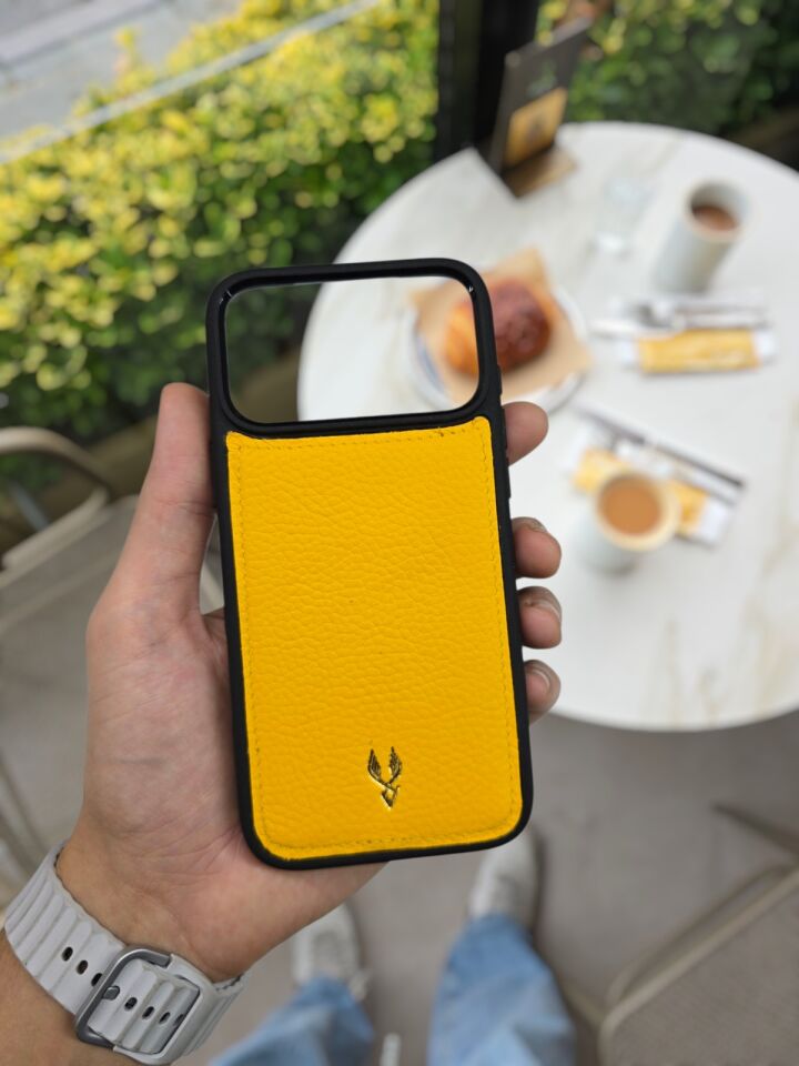 İphone 17 PRO Model Uyumlu SARI GUTTY Hakiki Deri İsme Özel Ücretsiz Kişiselleştirme Seçeneği İle Kadın Erkek Kullanım premium  Tam Uyumlu Silikon Kılıf Ücretsiz Kargo Visso Leather Geçek Orjinal Dana Derisi