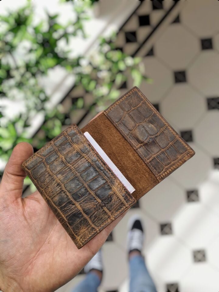 VİSSO 660 HAKİKİ DERİ ÇANTA İSME ÖZEL GÜÇLÜ MIKNATISLI KİLİT AKORDİYON YELPAZE KARTLIK CÜZDAN ERKEK KADIN MODELİ KAHVE ESKİTME Croco + Anahtarlık+ kılıf