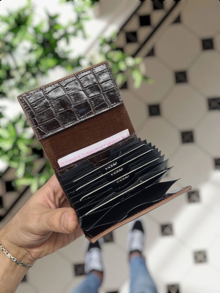 VİSSO 660 HAKİKİ DERİ ÇANTA İSME ÖZEL GÜÇLÜ MIKNATISLI KİLİT AKORDİYON YELPAZE KARTLIK CÜZDAN ERKEK KADIN MODELİ KAHVE Croco + Anahtarlık+ kılıf