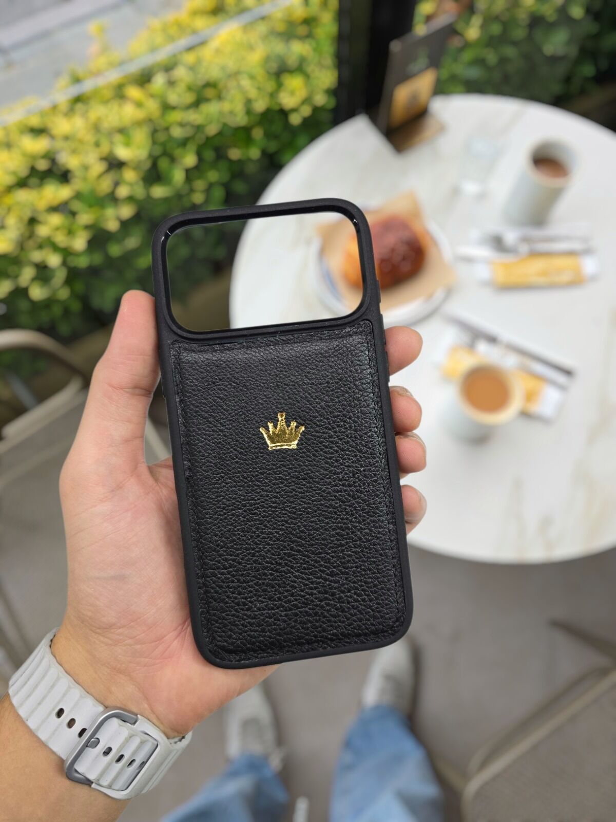 İphone 17 PRO Model Uyumlu SİYAH GUTTY TAÇ LOGO Hakiki Deri İsme Özel Ücretsiz Kişiselleştirme Seçeneği İle Kadın Erkek Kullanım premium  Tam Uyumlu Silikon Kılıf Ücretsiz Kargo Visso Leather Geçek Orjinal Dana Derisi