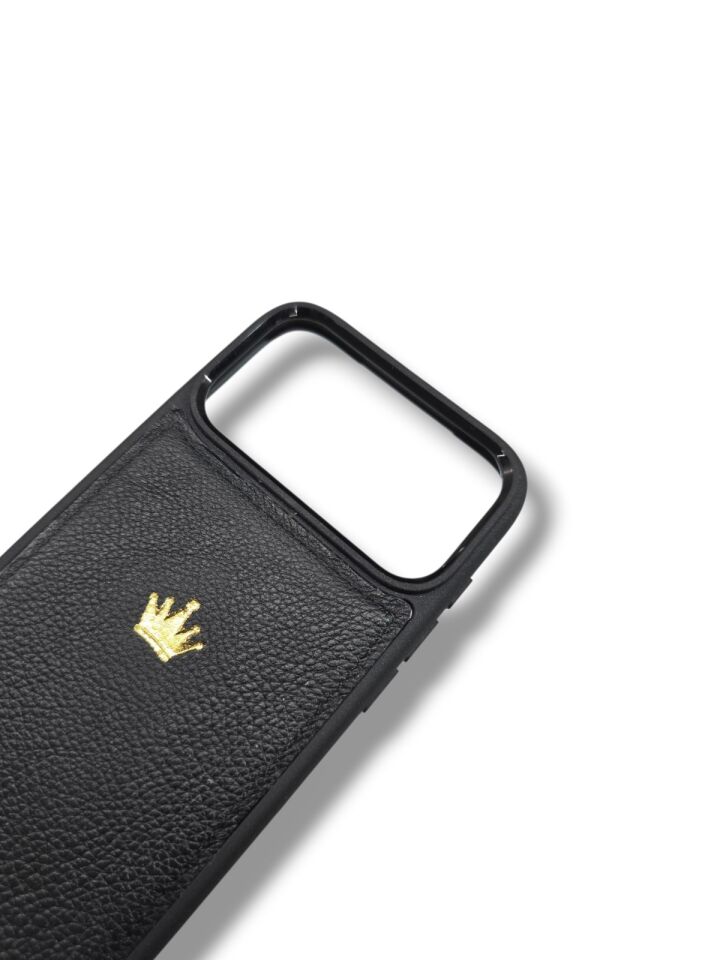 İphone 17 PRO Model Uyumlu SİYAH GUTTY TAÇ LOGO Hakiki Deri İsme Özel Ücretsiz Kişiselleştirme Seçeneği İle Kadın Erkek Kullanım premium  Tam Uyumlu Silikon Kılıf Ücretsiz Kargo Visso Leather Geçek Orjinal Dana Derisi