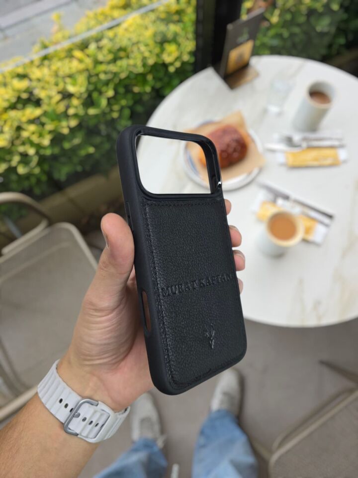 İphone 17 PRO Model Uyumlu SİYAH GUTTY Hakiki Deri İsme Özel Ücretsiz Kişiselleştirme Seçeneği İle Kadın Erkek Kullanım premium  Tam Uyumlu Silikon Kılıf Ücretsiz Kargo Visso Leather Geçek Orjinal Dana Derisi