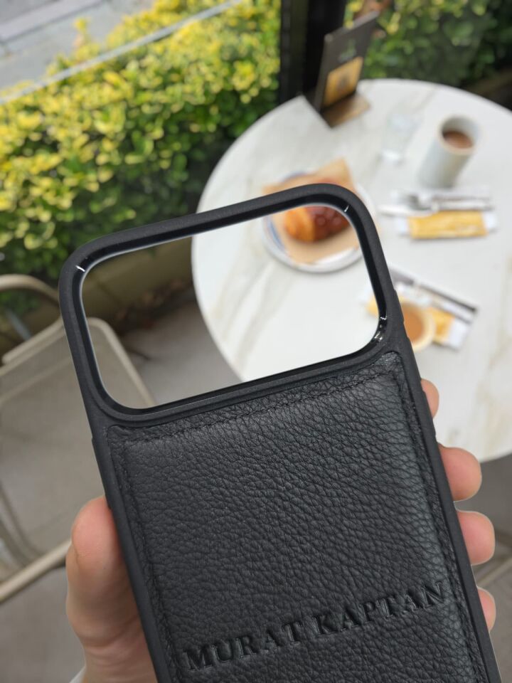 İphone 17 PRO Model Uyumlu SİYAH GUTTY Hakiki Deri İsme Özel Ücretsiz Kişiselleştirme Seçeneği İle Kadın Erkek Kullanım premium  Tam Uyumlu Silikon Kılıf Ücretsiz Kargo Visso Leather Geçek Orjinal Dana Derisi