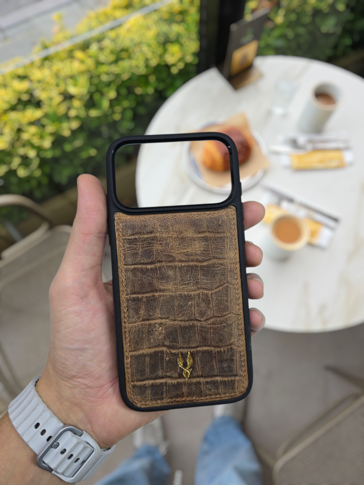 İphone 17 PRO MAX Model  Uyumlu ESKİTME KAHVE CROCO Hakiki Deri İsme Özel Ücretsiz Kişiselleştirme Seçeneği İle Kadın Erkek Kullanım premium  Tam Uyumlu Silikon Kılıf Ücretsiz Kargo Visso Leather Geçek Orjinal Dana Derisi