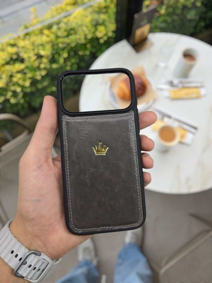 İphone 17 PRO MAX Model Uyumlu GRİ CRAYZ TAÇ LOGO Hakiki Deri İsme Özel Ücretsiz Kişiselleştirme Seçeneği İle Kadın Erkek Kullanım premium  Tam Uyumlu Silikon Kılıf Ücretsiz Kargo Visso Leather Geçek Orjinal Dana Derisi