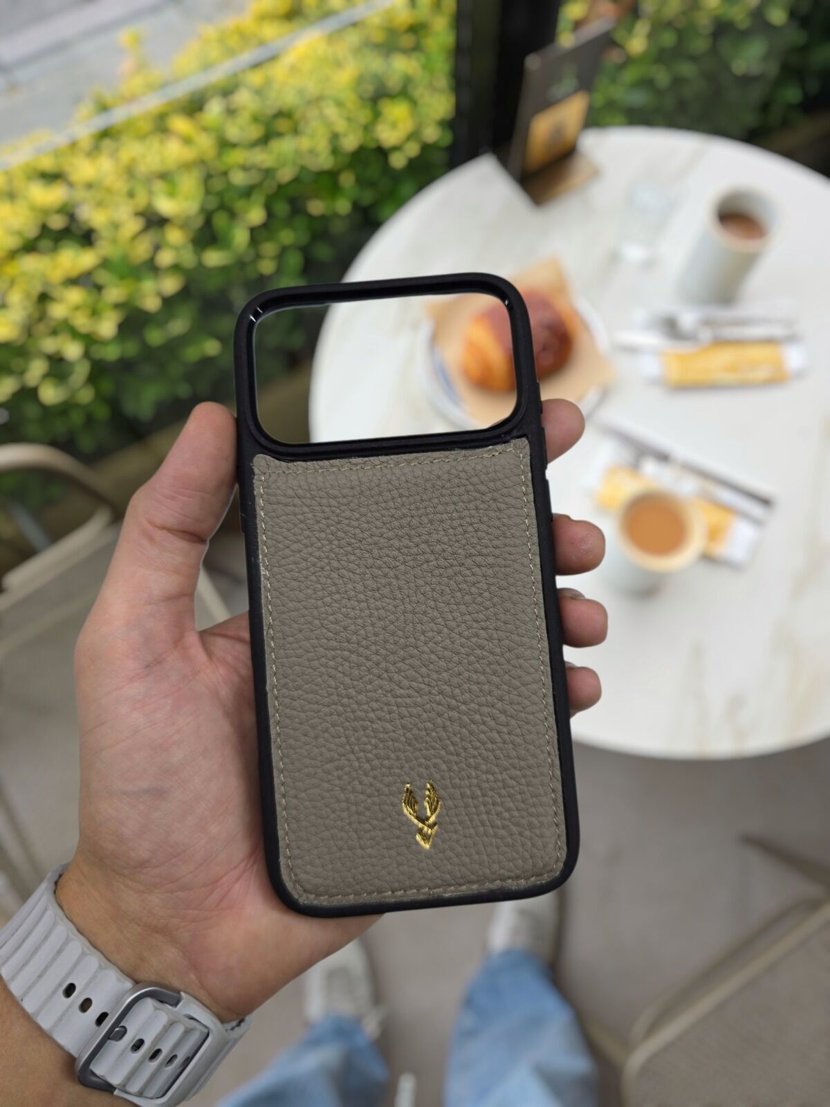 İphone 17 PRO MAX Model Uyumlu BEJ GUTTY Hakiki Deri İsme Özel Ücretsiz Kişiselleştirme Seçeneği İle Kadın Erkek Kullanım premium  Tam Uyumlu Silikon Kılıf Ücretsiz Kargo Visso Leather Geçek Orjinal Dana Derisi