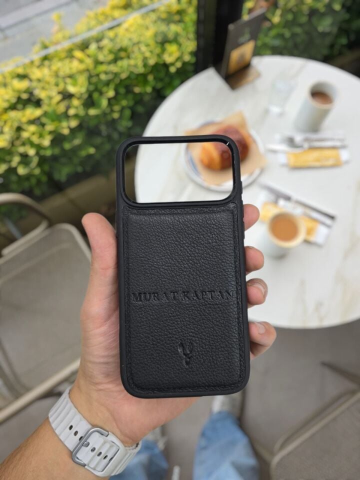 İphone 17 PRO MAX Model Uyumlu SİYAH GUTTY Hakiki Deri İsme Özel Ücretsiz Kişiselleştirme Seçeneği İle Kadın Erkek Kullanım premium  Tam Uyumlu Silikon Kılıf Ücretsiz Kargo Visso Leather Geçek Orjinal Dana Derisi