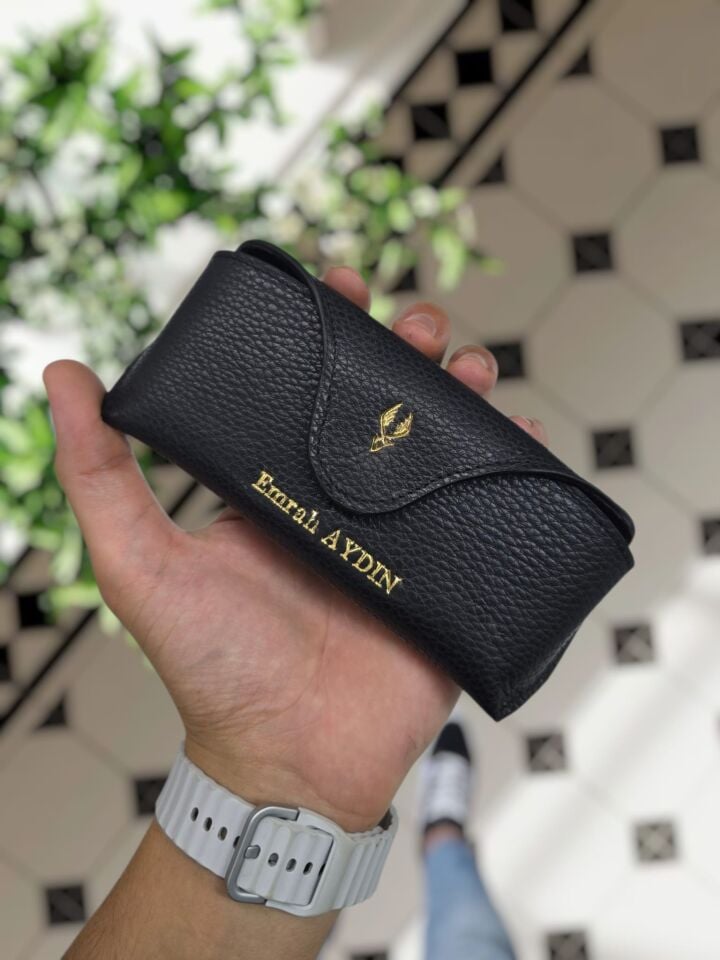 Visso 888 Kişiye Özel İsim Baskılı Hakiki Dana Derisi İçi Kadife Çıtçıtlı Kilit Kapak Hakiki Deri Gözlük Kılıfı - Çanta Unisex SİYAH GUTTY gözlük çanta