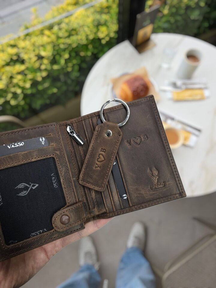 Sevgili VİSSO 114 HAKİKİ DERİ ÇANTA  İSME ÖZEL ÜÇ KİMLİK KART BÖLMELİ  FERMUARLI KADIN ERKEK ÇITIÇITLI CÜZDAN KAHVE MATRİX CÜZDAN + Anahtarlık