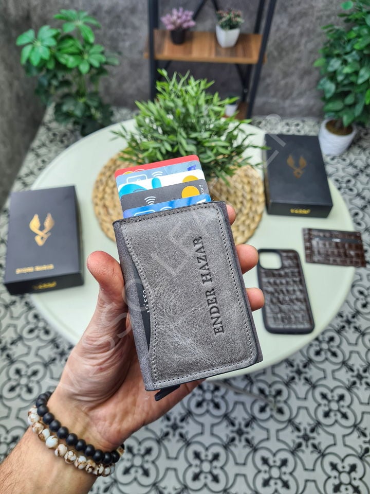 VİSSO 682 HAKİKİ DERİ ÇANTA İSME ÖZEL MEKANİZMALI KARLIK CÜZDAN BAY BAYAN KULLANIM - GRİ CRAYZ + TELEFON KILIF VİSSO GERÇEK DERİ İPHONE SAMSUNG - Apple DERİ TELEFON KILIFI  Kişiye Özel İsim Baskılı Kadın Erkek Unisex Koruyucu Telefon Kılıfı
