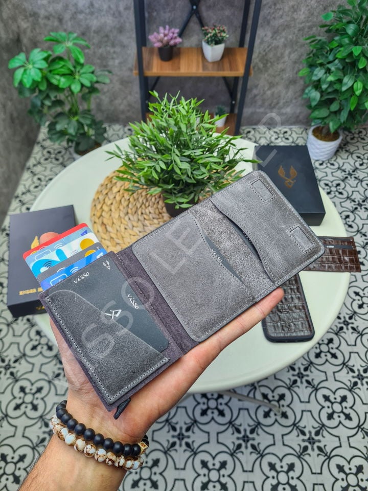 VİSSO 682 HAKİKİ DERİ ÇANTA İSME ÖZEL MEKANİZMALI KARLIK CÜZDAN BAY BAYAN KULLANIM - GRİ CRAYZ + TELEFON KILIF VİSSO GERÇEK DERİ İPHONE SAMSUNG - Apple DERİ TELEFON KILIFI  Kişiye Özel İsim Baskılı Kadın Erkek Unisex Koruyucu Telefon Kılıfı