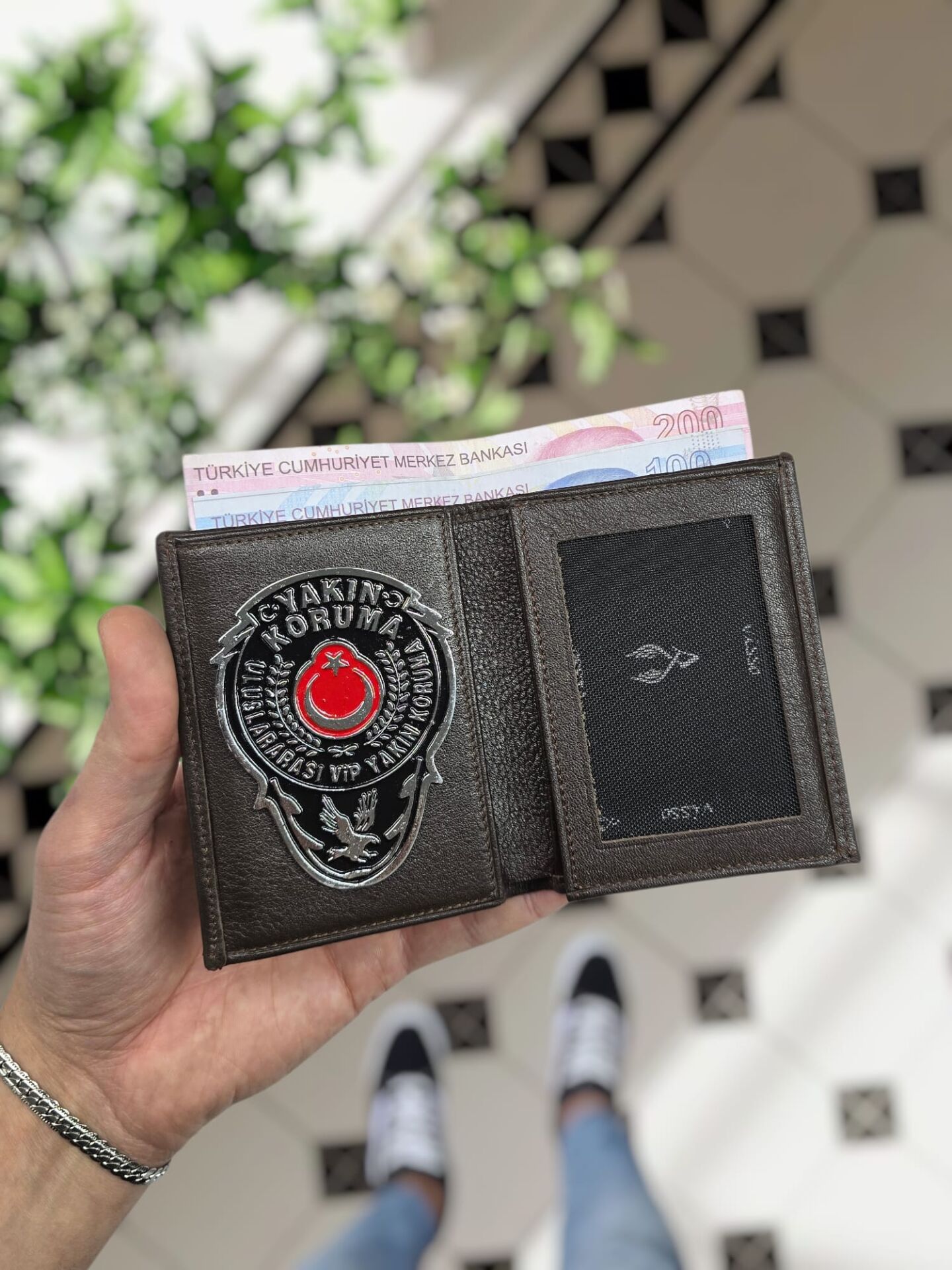 VİSSO 1131 Yakın Koruma HAKİKİ ORJİNAL DERİ ÇANTA  3 ADET KİMLİK KART GÖZLÜ FERMUARLI KADIN ERKEK CÜZDAN METAL  ROZETLİ kahverengi