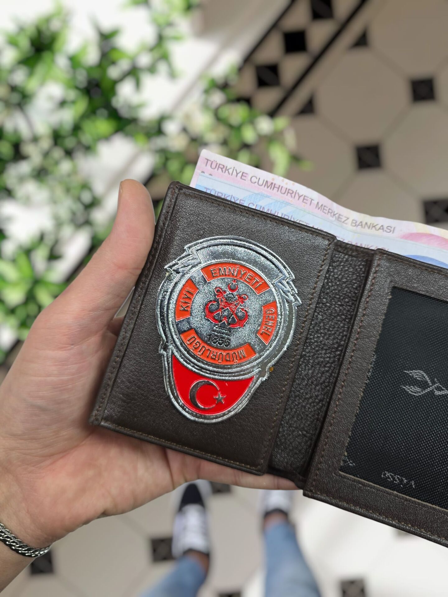 VİSSO 1131 Kıyı  Emniyeti HAKİKİ ORJİNAL DERİ ÇANTA  3 ADET KİMLİK KART GÖZLÜ FERMUARLI KADIN ERKEK CÜZDAN METAL  ROZETLİ kahverengi