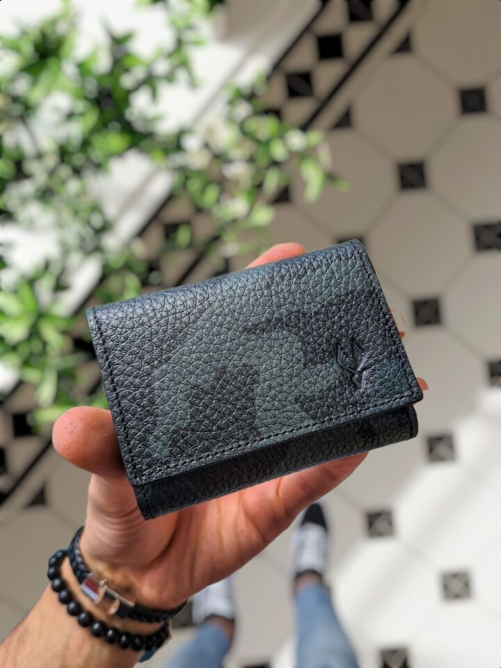 VİSSO 660 YEŞİL SİYAH KAMUFLAJ HAKİKİ DERİ  ÇANTA İSME ÖZEL GÜÇLÜ MIKNATISLI KİLİT AKORDİYON YELPAZE KARTLIK CÜZDAN ERKEK KADIN MODELİ