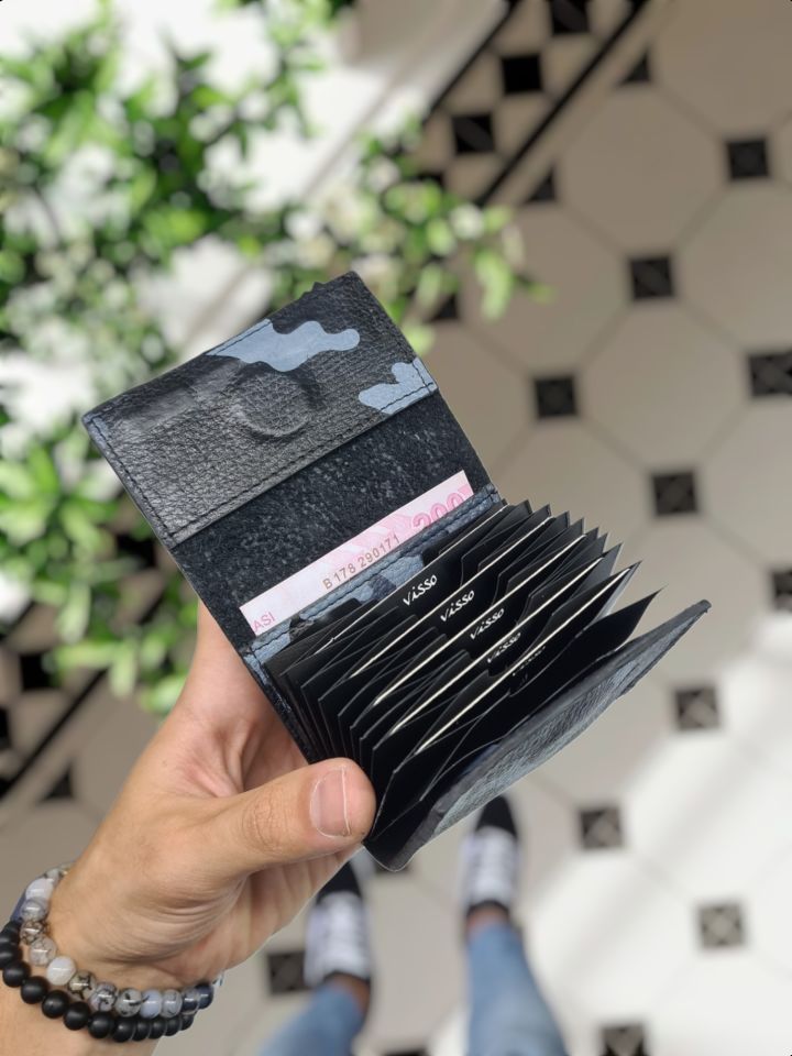 VİSSO 660 MAVİ KAMUFLAJ HAKİKİ DERİ ÇANTA  İSME ÖZEL GÜÇLÜ MIKNATISLI KİLİT AKORDİYON YELPAZE KARTLIK CÜZDAN ERKEK KADIN MODELİ