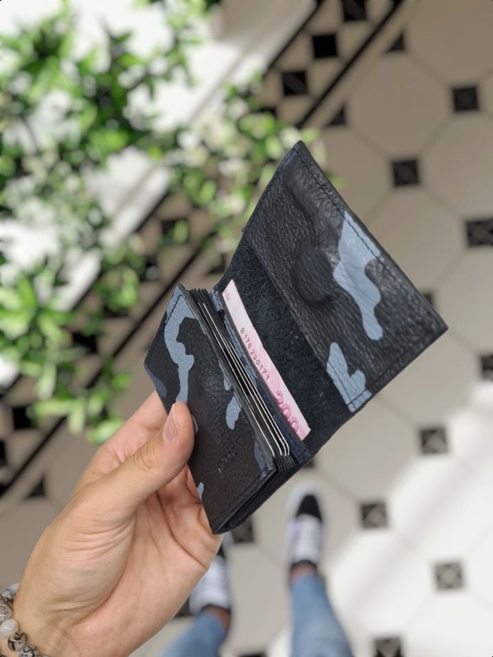 VİSSO 660 MAVİ KAMUFLAJ HAKİKİ DERİ ÇANTA  İSME ÖZEL GÜÇLÜ MIKNATISLI KİLİT AKORDİYON YELPAZE KARTLIK CÜZDAN ERKEK KADIN MODELİ