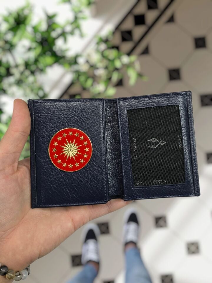 VİSSO 1131 Cumhurbaşkanılığı Rozetli HAKİKİ ORJİNAL DERİ ÇANTA  3 ADET KİMLİK KART GÖZLÜ KADIN ERKEK CÜZDAN  Metal Rozetli Cumhurbaşkanlığı Lacivert Gutty