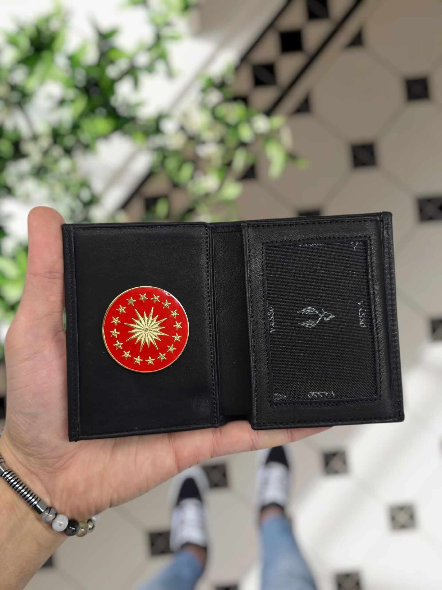 VİSSO 1131 Cumhurbaşkanlığı Rozetli HAKİKİ ORJİNAL DERİ ÇANTA SİYAH RENK 3 ADET KİMLİK KART GÖZLÜ FERMUARLI ROZETLİ KADIN ERKEK CÜZDAN Siyah Renk  Deri