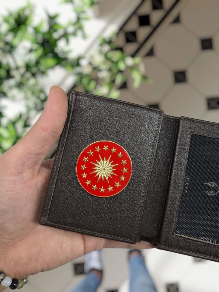 VİSSO 1131 Cumhurbaşkanlığı Rozetli HAKİKİ ORJİNAL DERİ ÇANTA  3 ADET KİMLİK KART GÖZLÜ FERMUARLI KADIN ERKEK CÜZDAN METAL ROZETLİ Cumhurbaşkanlığı Kahverengi