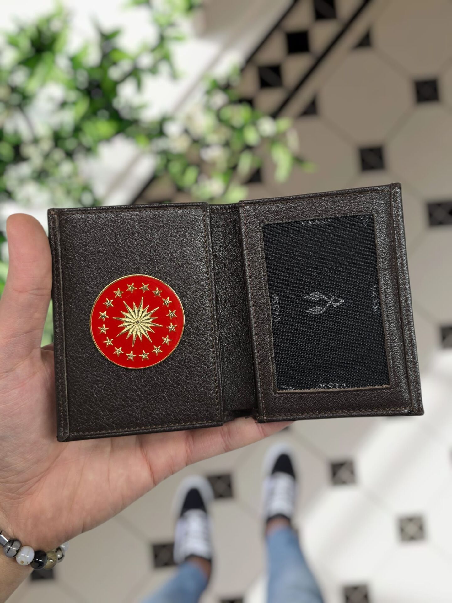 VİSSO 1131 Cumhurbaşkanlığı Rozetli HAKİKİ ORJİNAL DERİ ÇANTA  3 ADET KİMLİK KART GÖZLÜ FERMUARLI KADIN ERKEK CÜZDAN METAL ROZETLİ Cumhurbaşkanlığı Kahverengi