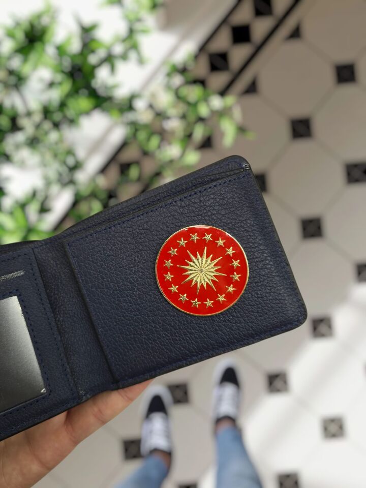 VİSSO 1236 Cumhurbaşkanlığı Rozetli HAKİKİ DERİ ÇANTA İSME ÖZEL KAĞIT PARA VE KİMLİK BÖLMELİ ERKEK VE KADIN CÜZDAN Lacivert Renk Deri Gutty