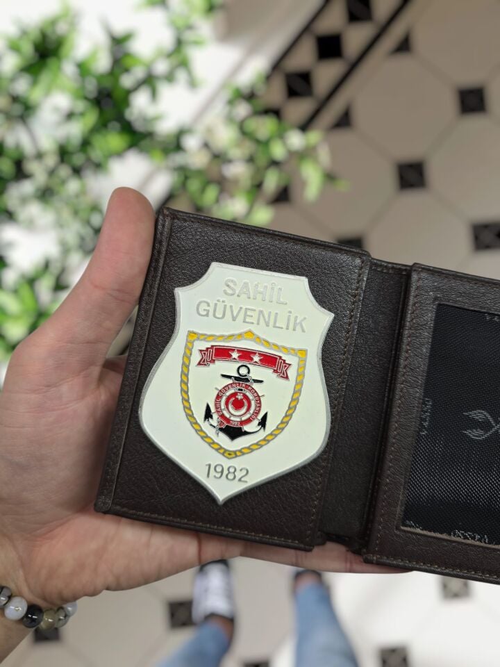 VİSSO 1131 Sahil Güvenlik Rozetli HAKİKİ ORJİNAL DERİ ÇANTA  3 ADET KİMLİK KART GÖZLÜ FERMUARLI KADIN ERKEK CÜZDAN METAL ROZETLİ Kahverengi