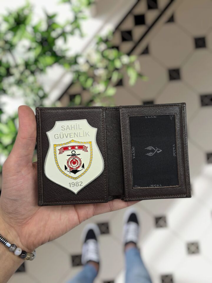 VİSSO 1131 Sahil Güvenlik Rozetli HAKİKİ ORJİNAL DERİ ÇANTA  3 ADET KİMLİK KART GÖZLÜ FERMUARLI KADIN ERKEK CÜZDAN METAL ROZETLİ Kahverengi