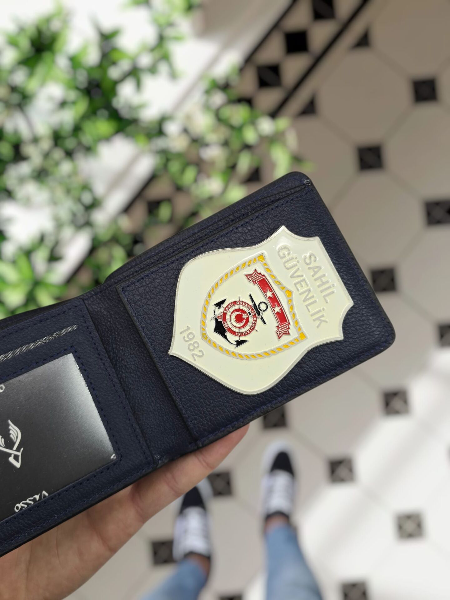 VİSSO 1236 Sahil Güvenlik Rozetli HAKİKİ DERİ ÇANTA İSME ÖZEL KAĞIT PARA VE KİMLİK BÖLMELİ ERKEK VE KADIN CÜZDAN Lacivert Renk Deri Gutty