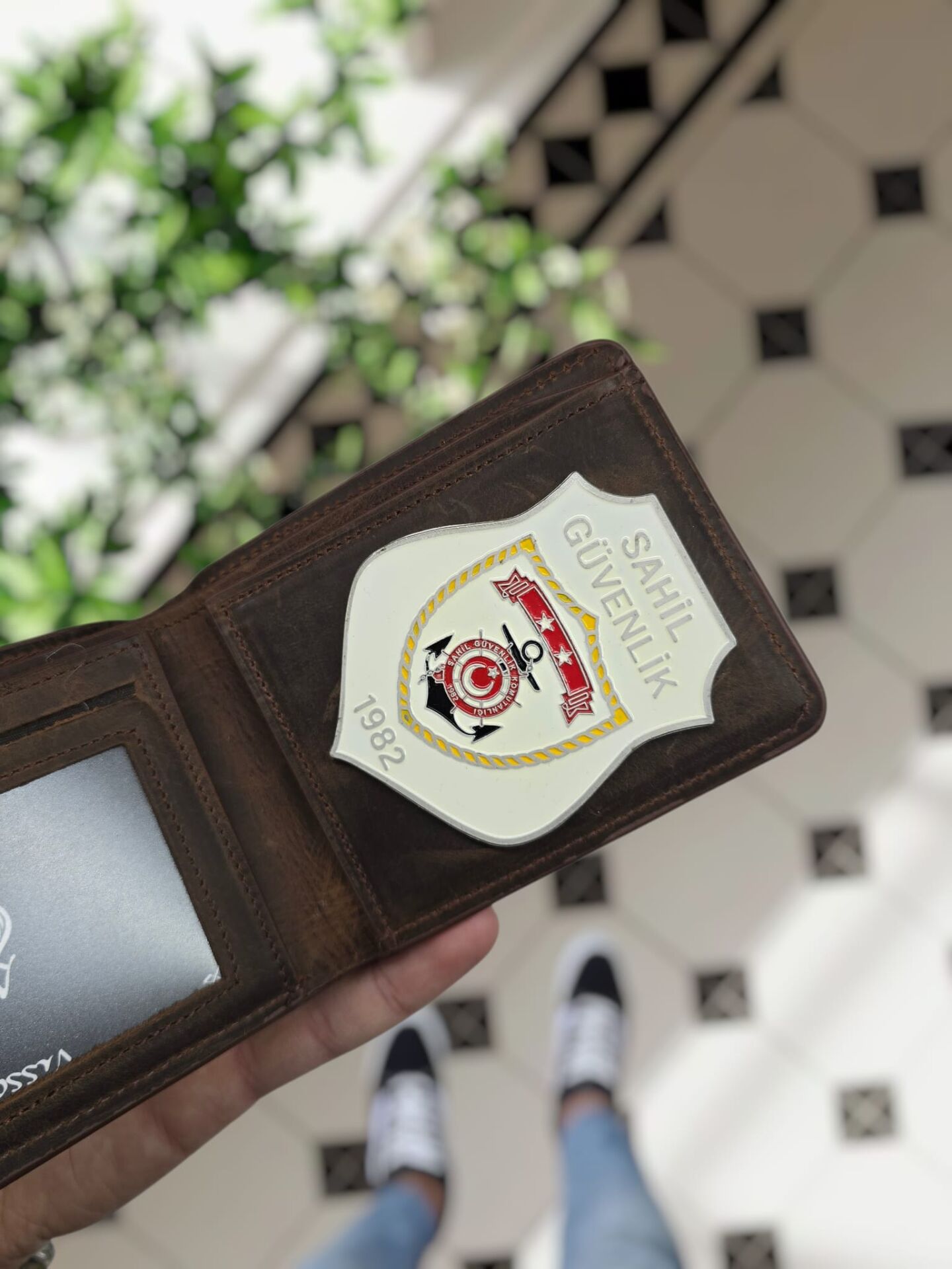 VİSSO 1236 Sahil Güvenlik Rozetli HAKİKİ DERİ ÇANTA İSME ÖZEL KAĞIT PARA VE KİMLİK BÖLMELİ ERKEK VE KADIN CÜZDAN Kahverengi Deri