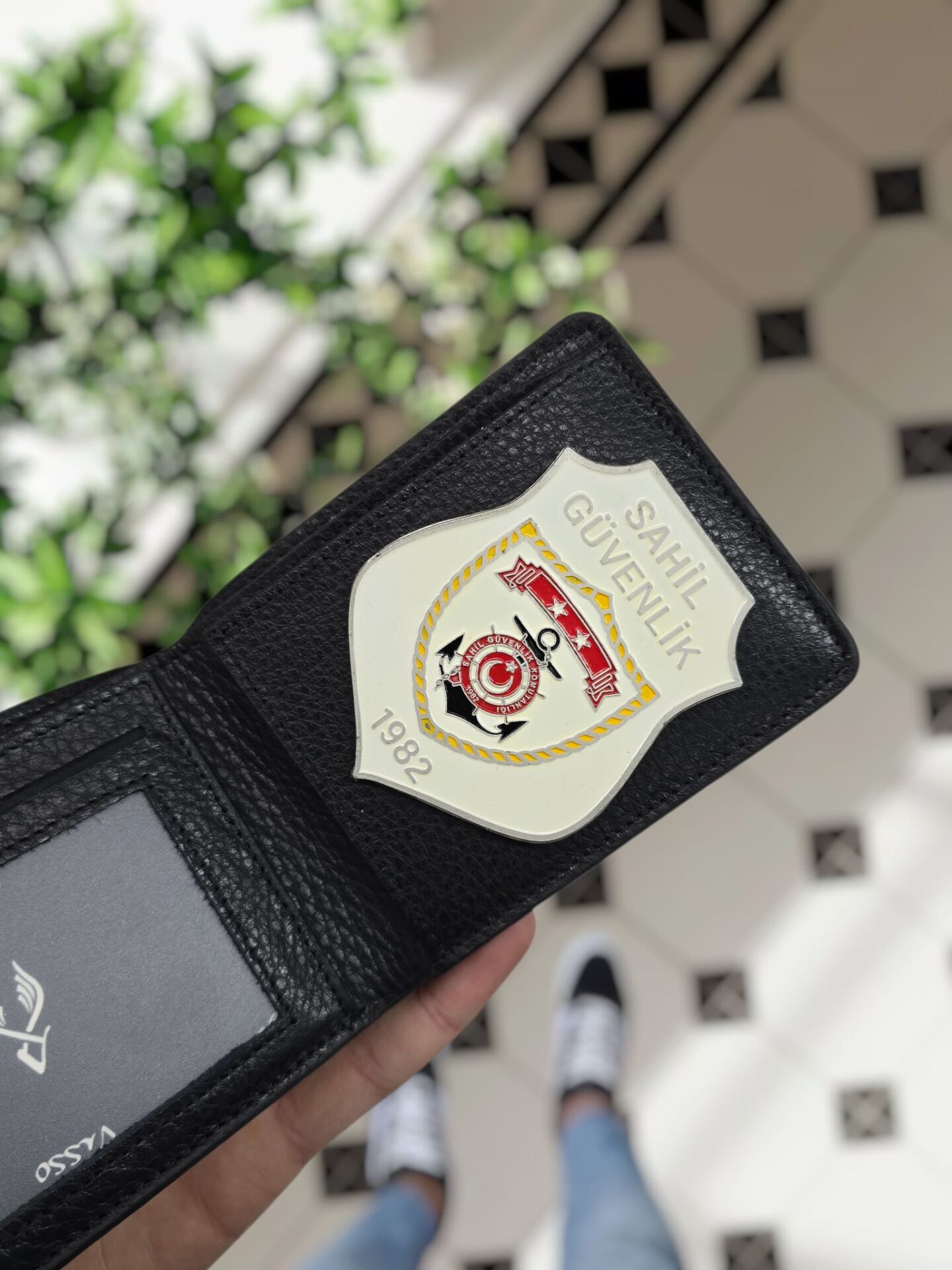 VİSSO 1236 Sahil Güvenlik Rozetli HAKİKİ DERİ ÇANTA İSME ÖZEL KAĞIT PARA VE KİMLİK BÖLMELİ ERKEK VE KADIN CÜZDAN Siyah Renk Deri