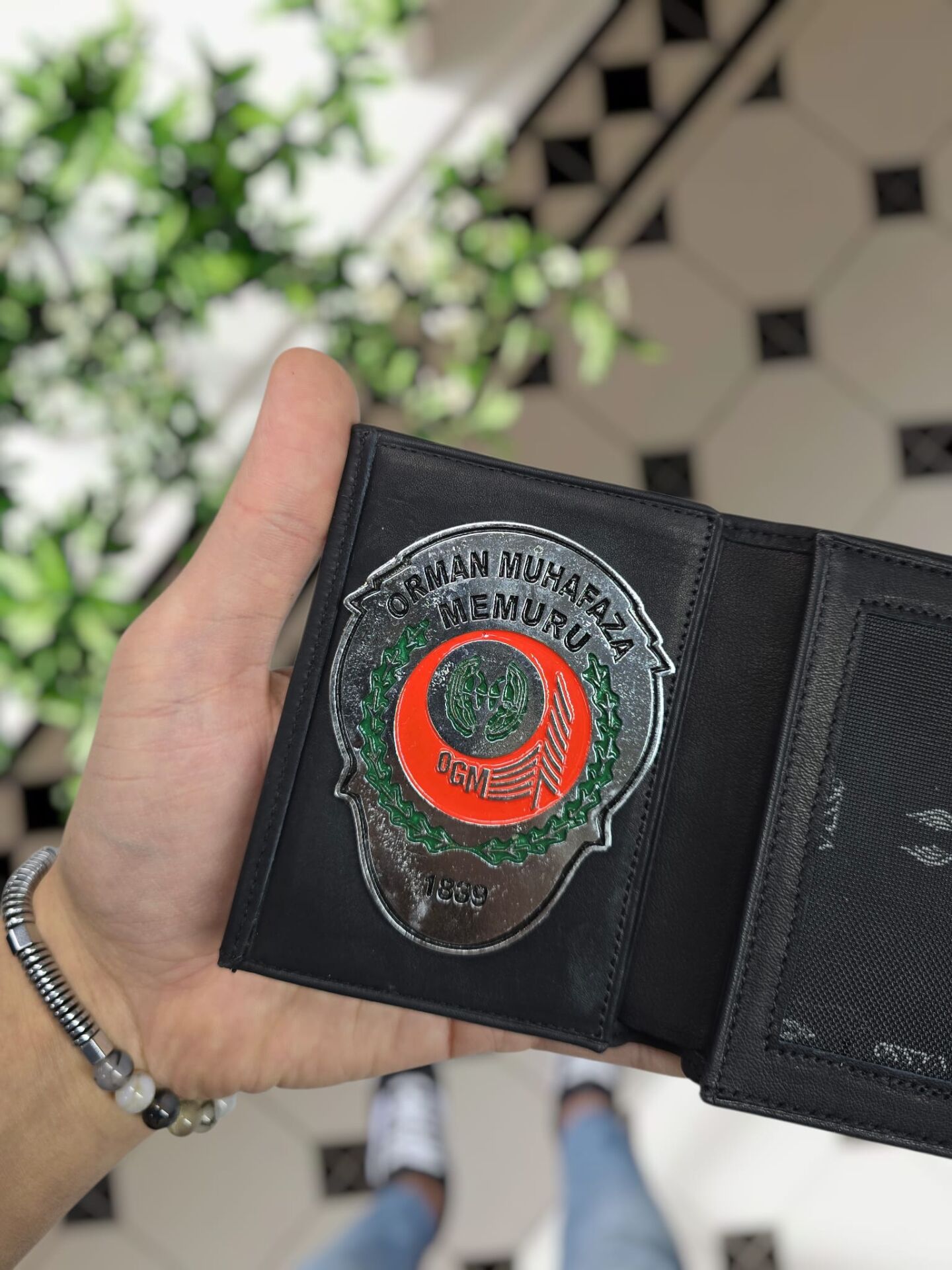 VİSSO 1131 Orman Bakanlığı Rozetli HAKİKİ ORJİNAL DERİ ÇANTA SİYAH RENK 3 ADET KİMLİK KART GÖZLÜ FERMUARLI ROZETLİ KADIN ERKEK CÜZDAN Siyah Renk  Deri