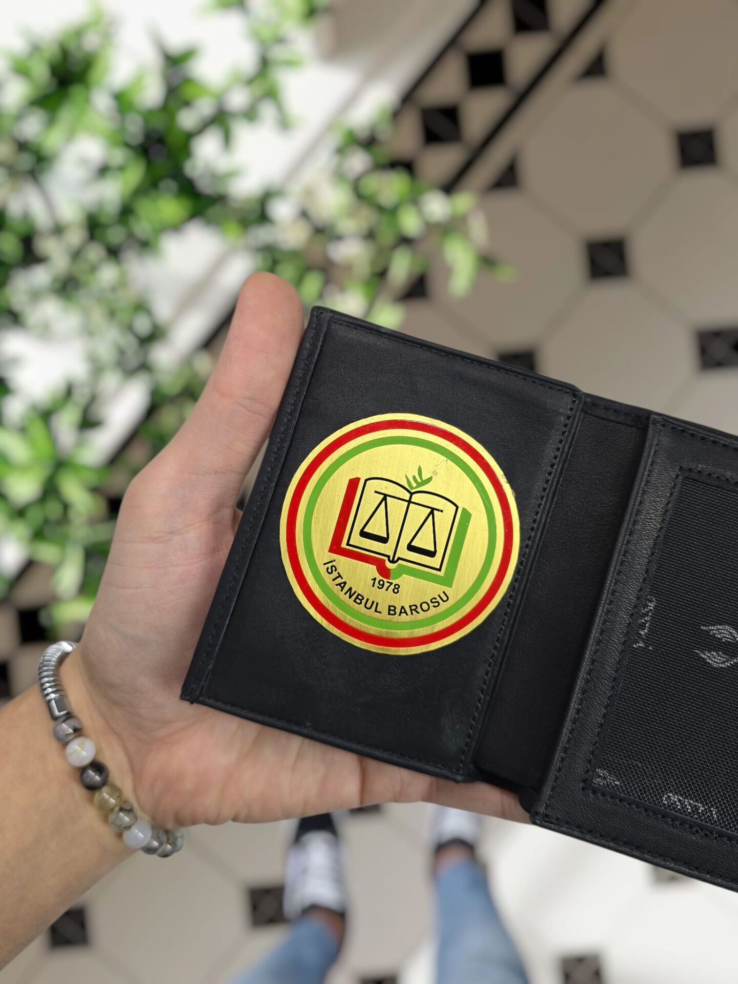 VİSSO 1131  İSTANBUL BAROSU Rozetli HAKİKİ ORJİNAL DERİ ÇANTA SİYAH RENK 3 ADET KİMLİK KART GÖZLÜ FERMUARLI ROZETLİ KADIN ERKEK CÜZDAN Siyah Renk  Deri