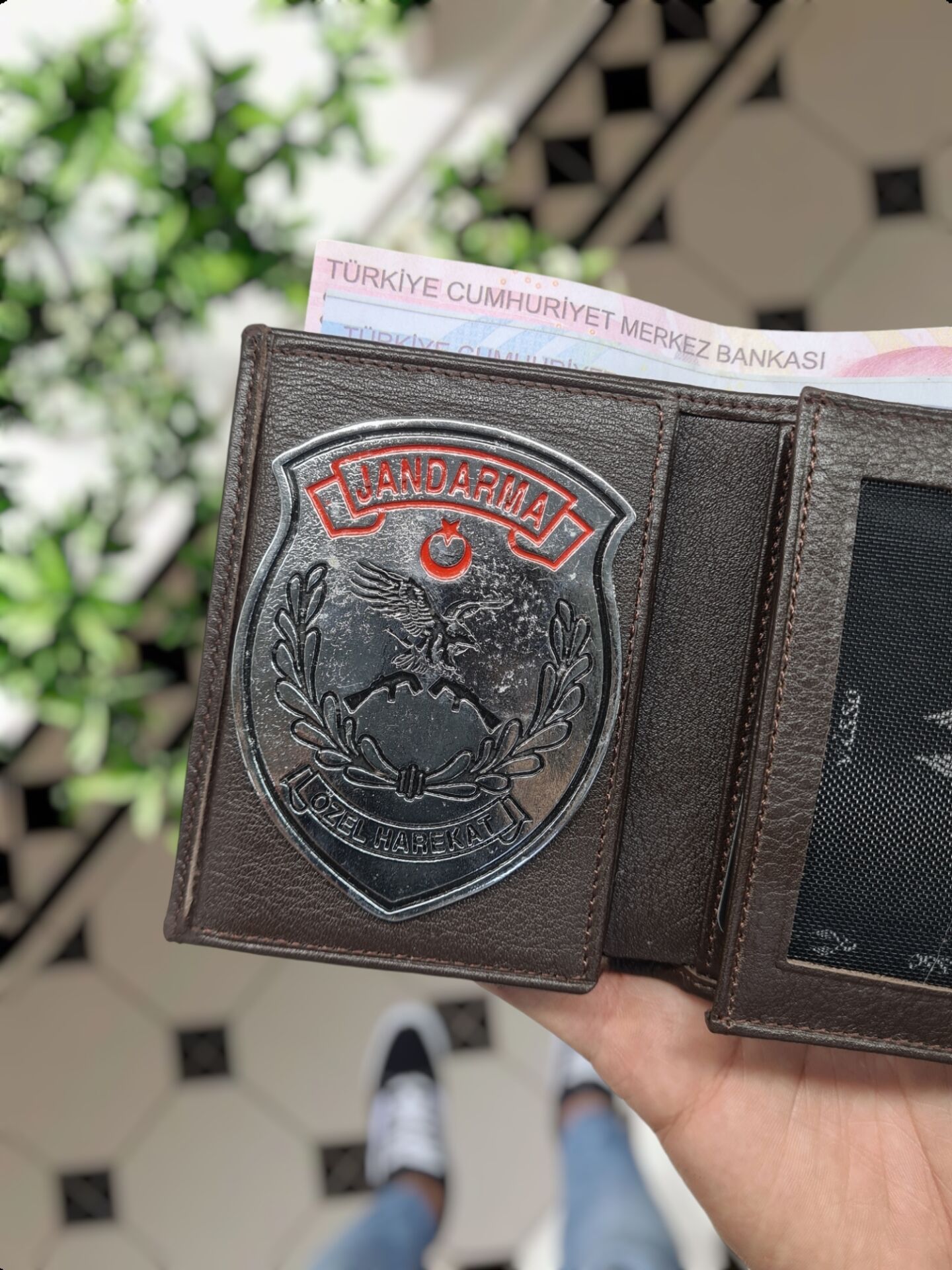 VİSSO 1131 HAKİKİ ORJİNAL DERİ ÇANTA  3 ADET KİMLİK KART GÖZLÜ FERMUARLI KADIN ERKEK CÜZDAN JANDARMA ÖZEL HAREKAT  METAL  ROZETLİ kahverengi