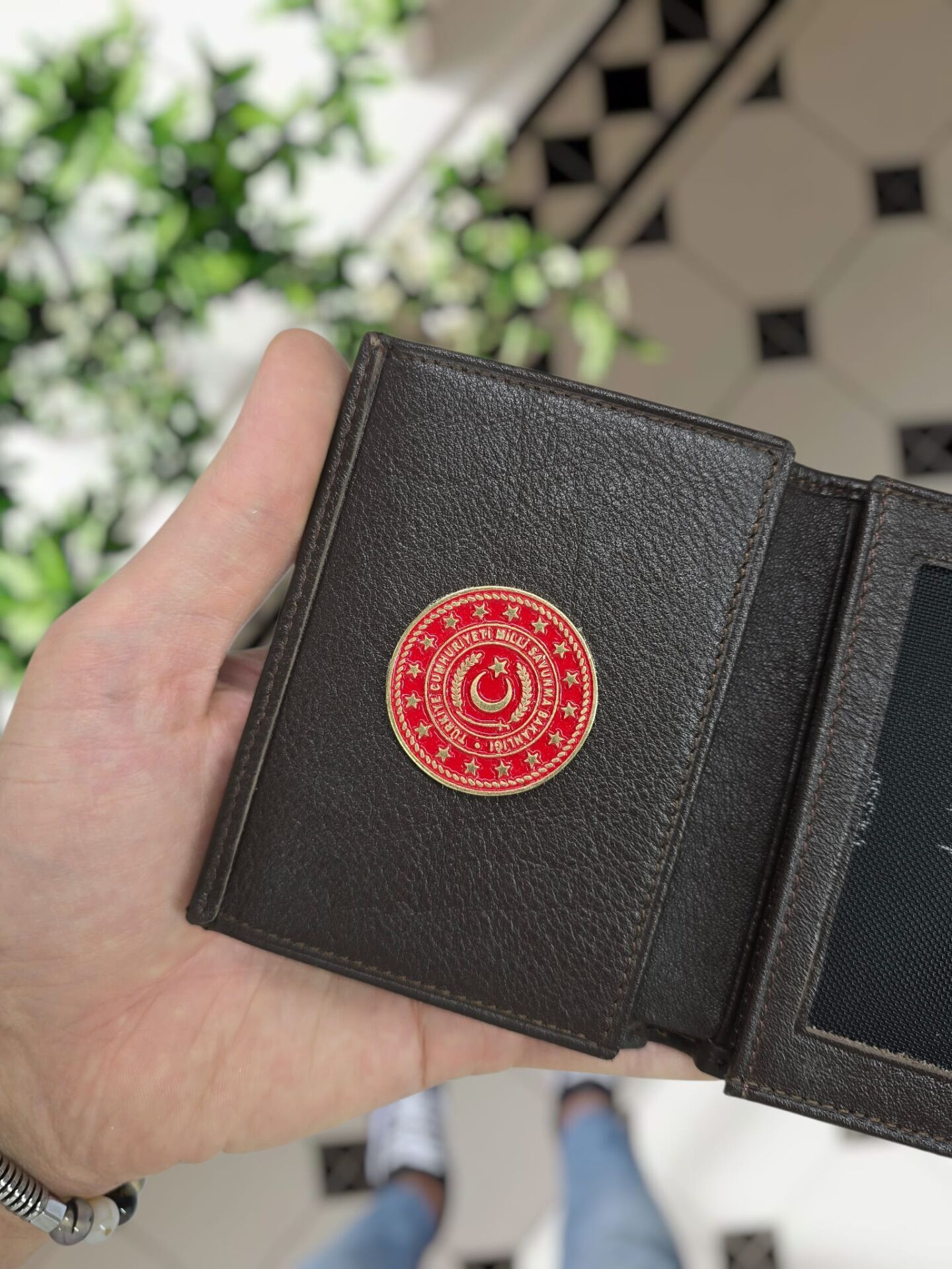 VİSSO 1131 Milli Savunma Rozetli HAKİKİ ORJİNAL DERİ ÇANTA  3 ADET KİMLİK KART GÖZLÜ FERMUARLI KADIN ERKEK CÜZDAN METAL ROZETLİ Kahverengi