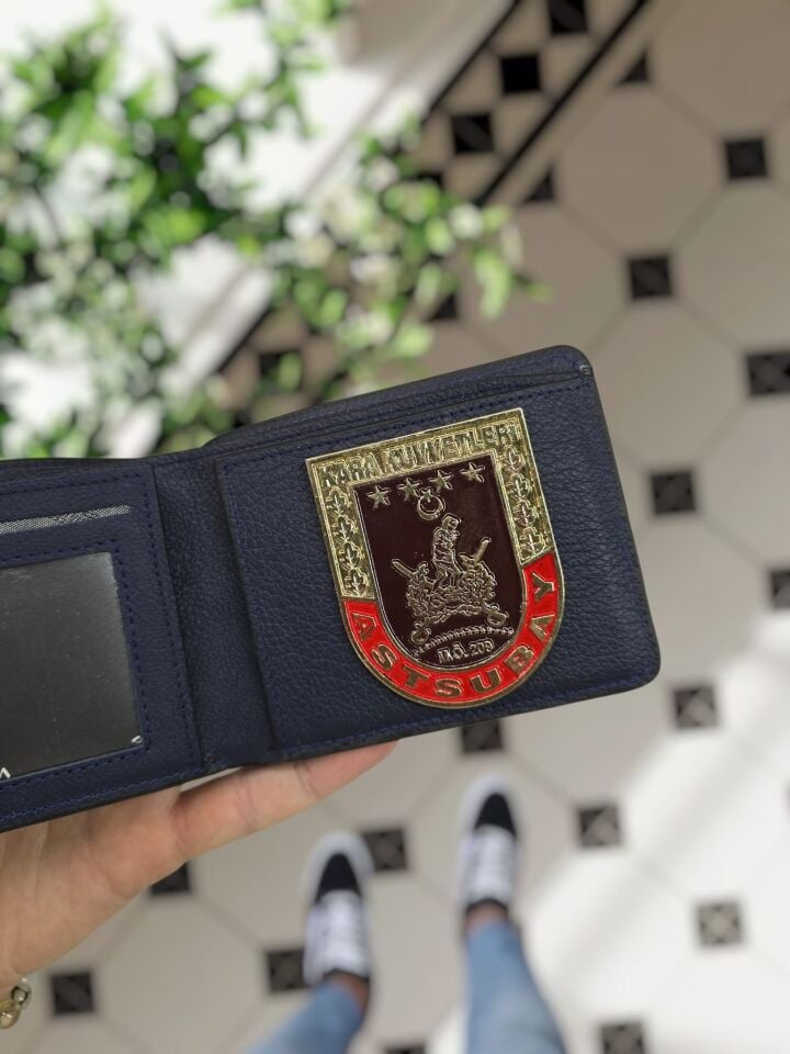 VİSSO 1236 LACİVERT DERİ Astsubay Rozetli HAKİKİ DERİ CÜZDAN İSME ÖZEL POLİS ROZETLİ KAĞIT PARA VE KİMLİK BÖLMELİ ERKEK VE KADIN CÜZDAN LACİVERT GUTTY