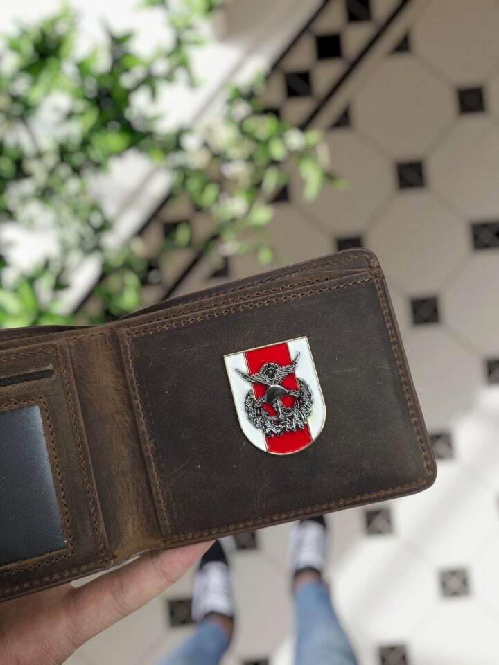 VİSSO 1236 TSK Rozetli HAKİKİ DERİ ÇANTA İSME ÖZEL KAĞIT PARA VE KİMLİK BÖLMELİ ERKEK VE KADIN  Türk Silahlı Kuvvetleri Metal Rozetli Deri Cüzdan  CÜZDAN Kahverengi Deri