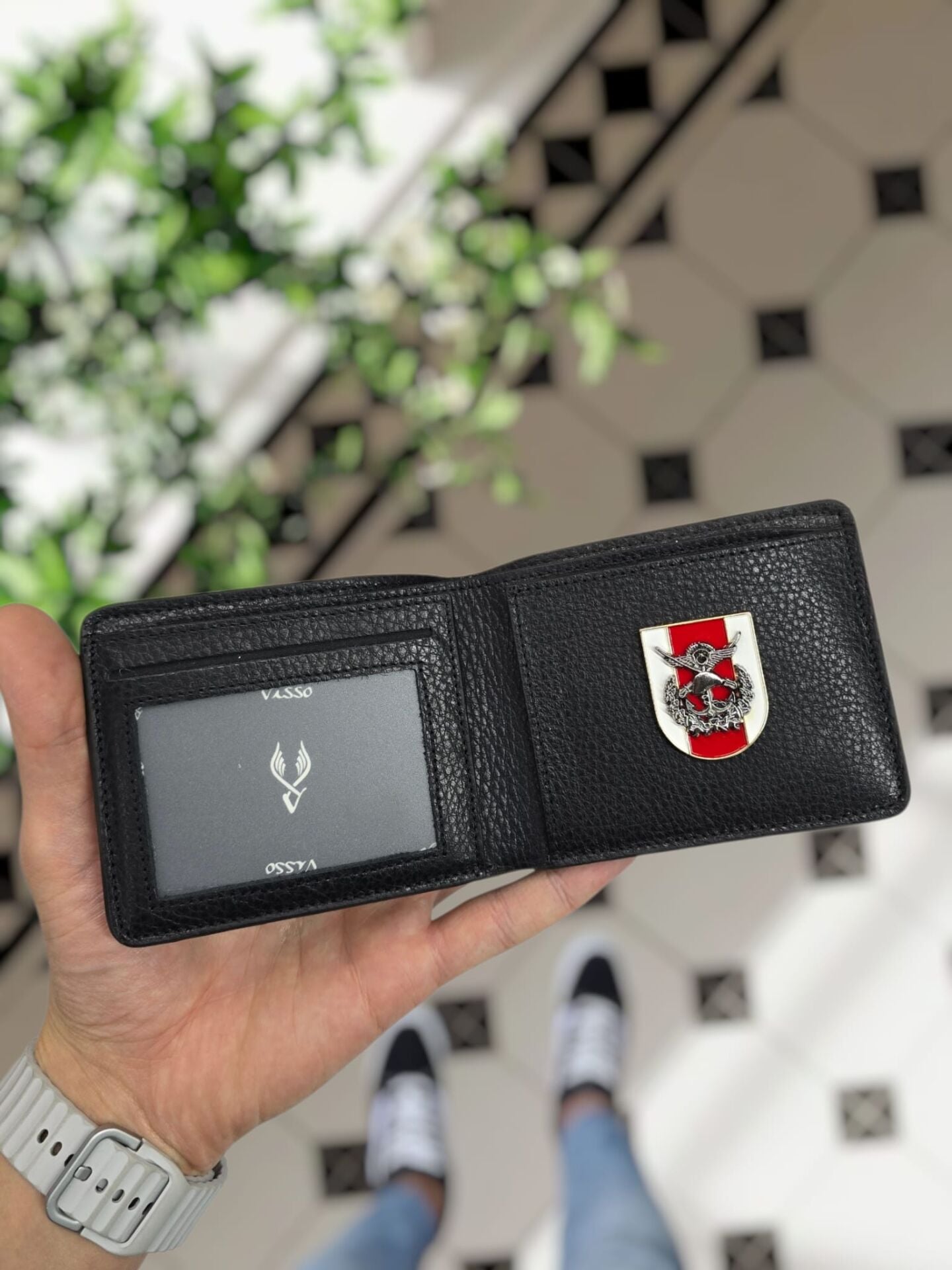 VİSSO 1236 TSK Rozetli HAKİKİ DERİ ÇANTA İSME ÖZEL KAĞIT PARA VE KİMLİK BÖLMELİ ERKEK VE KADIN Türk Silahlı Kuvvetleri Metal Rozetli Deri Cüzdan  Siyah Renk Deri
