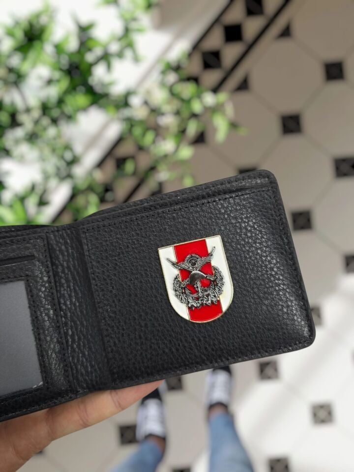 VİSSO 1236 TSK Rozetli HAKİKİ DERİ ÇANTA İSME ÖZEL KAĞIT PARA VE KİMLİK BÖLMELİ ERKEK VE KADIN Türk Silahlı Kuvvetleri Metal Rozetli Deri Cüzdan  Siyah Renk Deri