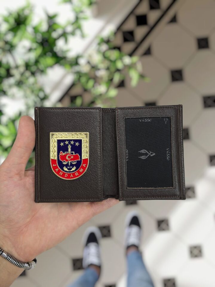 VİSSO 1131 Jandarma Rozetli HAKİKİ ORJİNAL DERİ ÇANTA  3 ADET KİMLİK KART GÖZLÜ FERMUARLI KADIN ERKEK CÜZDAN JANDARMA  METAL  ROZETLİ kahverengi