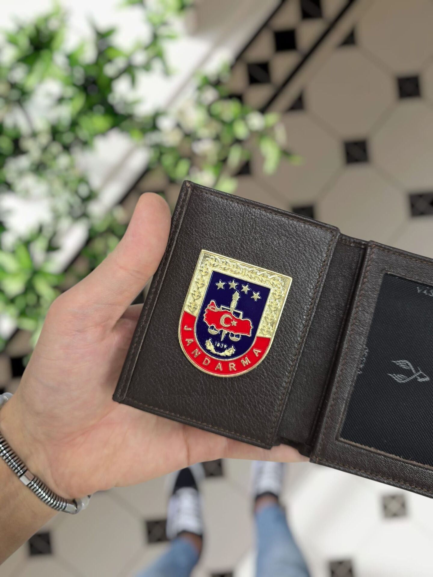 VİSSO 1131 Jandarma Rozetli HAKİKİ ORJİNAL DERİ ÇANTA  3 ADET KİMLİK KART GÖZLÜ FERMUARLI KADIN ERKEK CÜZDAN JANDARMA  METAL  ROZETLİ kahverengi