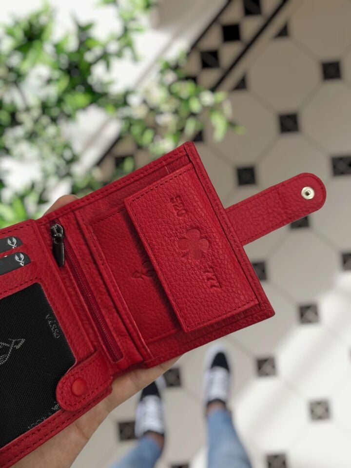VİSSO 112 Kırmızı Renk Dıştan Çıtçıtlı Bozuk Para Cepli Unisex İsme Kişiye Özel Hakiki Deri Cüzdan Günlük Ve Özel Gün Hediye YONCA LOGOLU