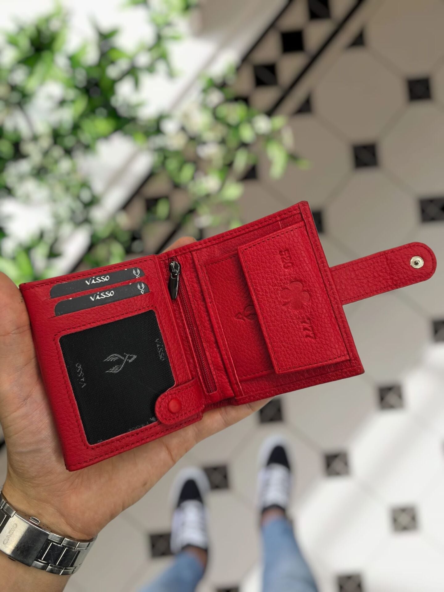 VİSSO 112 Kırmızı Renk Dıştan Çıtçıtlı Bozuk Para Cepli Unisex İsme Kişiye Özel Hakiki Deri Cüzdan Günlük Ve Özel Gün Hediye YONCA LOGOLU