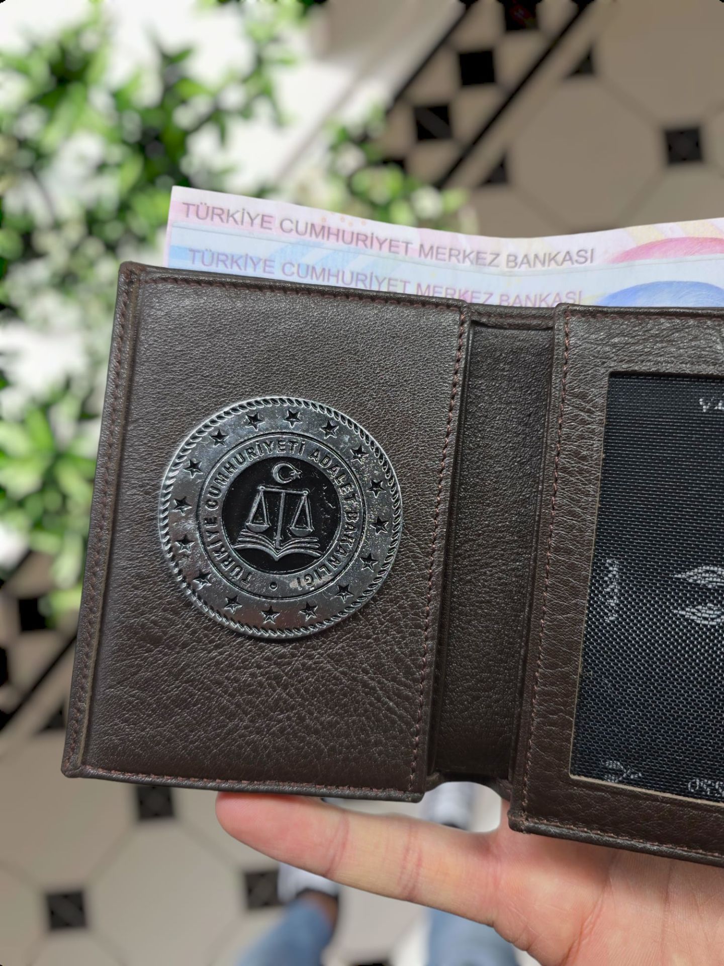 VİSSO 1131 HAKİKİ ORJİNAL DERİ ÇANTA  3 ADET KİMLİK KART GÖZLÜ FERMUARLI KADIN ERKEK CÜZDAN  Adalet bakanlığı METAL  ROZETLİ kahverengi