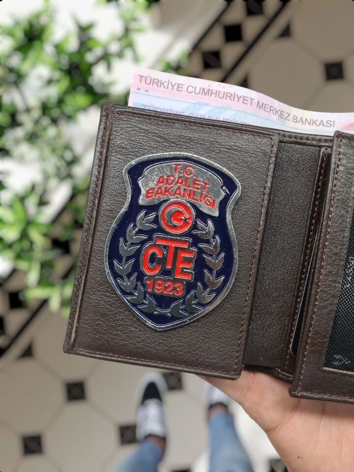 VİSSO 1131 HAKİKİ ORJİNAL DERİ ÇANTA  3 ADET KİMLİK KART GÖZLÜ FERMUARLI KADIN ERKEK CÜZDAN  Adalet bakanlığı Ceza Tetkik evi Personel METAL  ROZETLİ kahverengi