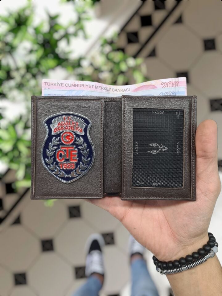 VİSSO 1131 HAKİKİ ORJİNAL DERİ ÇANTA  3 ADET KİMLİK KART GÖZLÜ FERMUARLI KADIN ERKEK CÜZDAN  Adalet bakanlığı Ceza Tetkik evi Personel METAL  ROZETLİ kahverengi