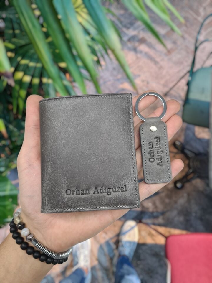 VİSSO 114 SET CÜZDAN VE ANAHTARLIK  , – İSME ÖZEL HAKİKİ DERİ ERKEK KADIN CÜZDAN VE DERİ ANAHTARLIK – KALİTELİ VE ŞIK Gri Crayz