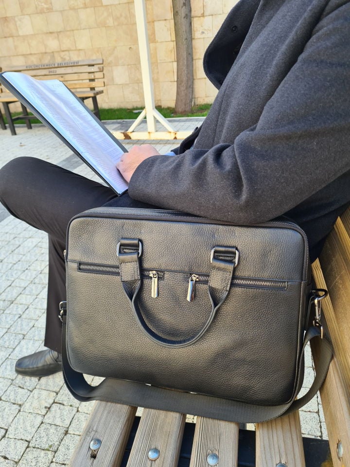 VİSSO 1071 Hakiki Deri Askılı Omuzda Ve Elde Taşınabilen Evrak & Notebook Laptop Çantası Siyah Deri