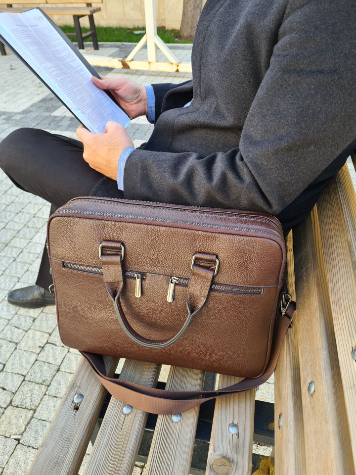 VİSSO 1071 Hakiki Deri Askılı Omuzda Ve Elde Taşınabilen Evrak & Notebook Laptop Çantası Kahverengi Deri