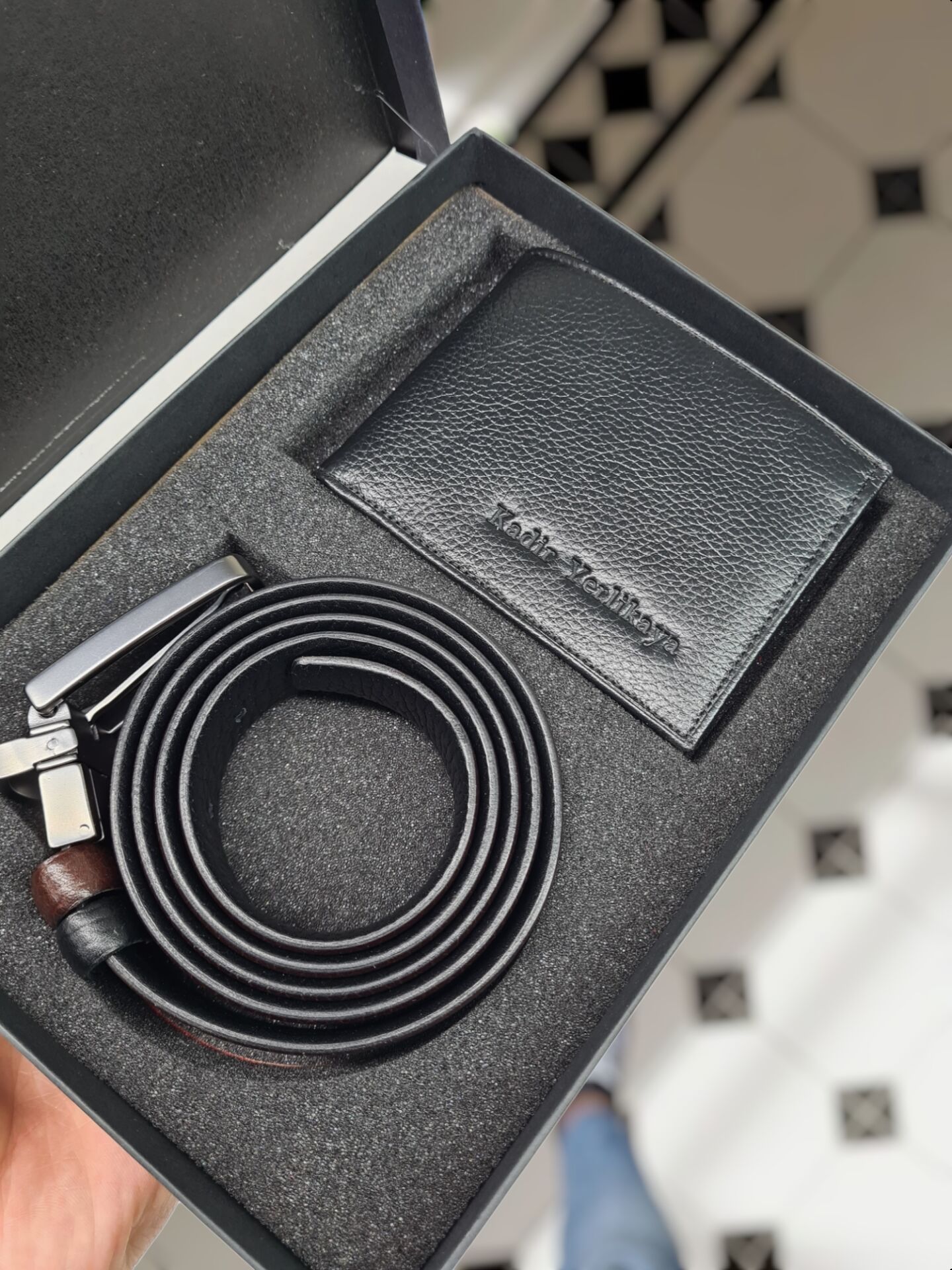 VİSSO 262 HAKİKİ DERİ ÇANTA  İSME ÖZEL ÇİFT KİMLİK BÖLMELİ SİYAH RENK DERİ ERKEK CÜZDAN + Çift Yön Kemer