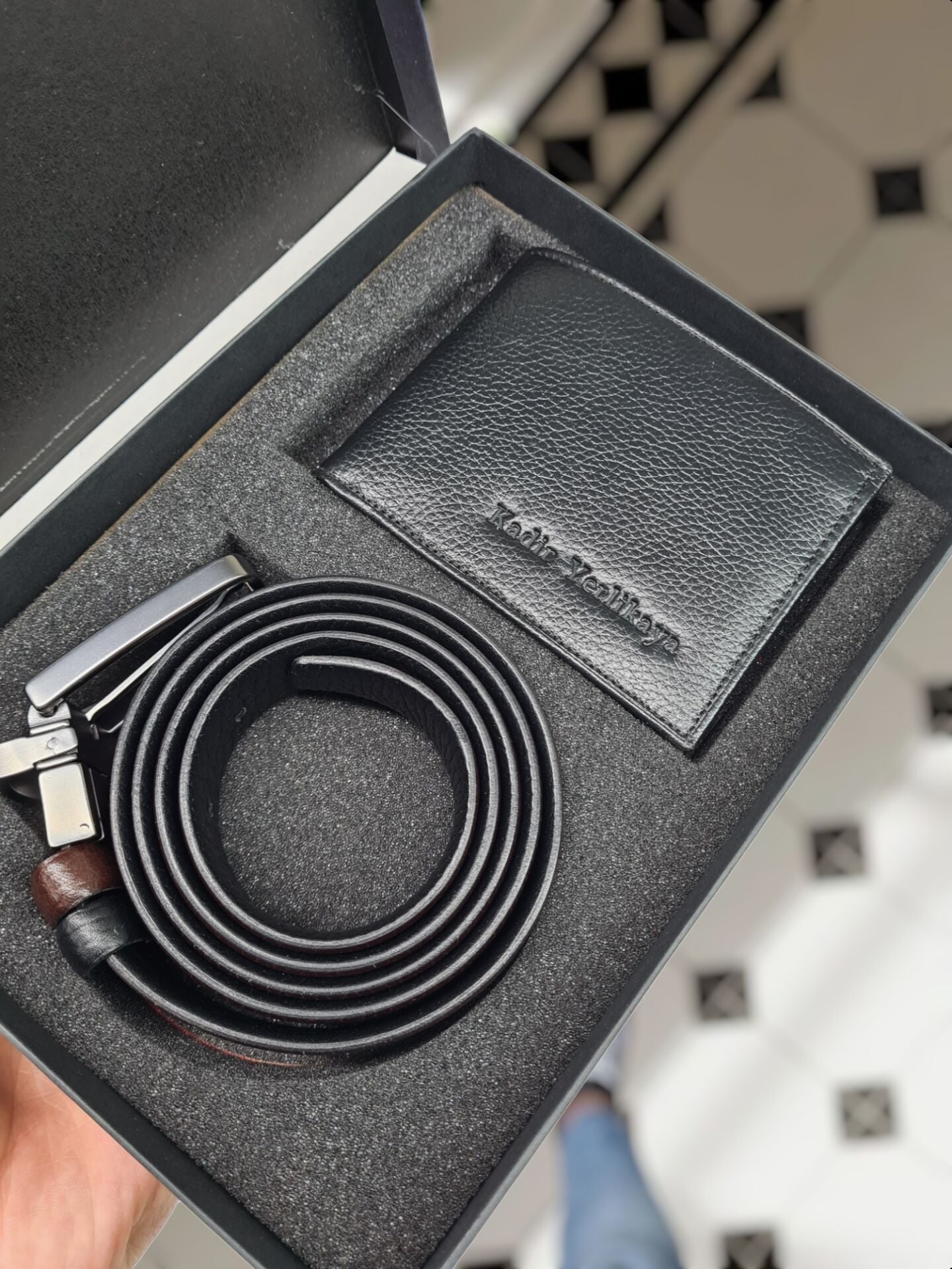 VİSSO 262 HAKİKİ DERİ ÇANTA  İSME ÖZEL ÇİFT KİMLİK BÖLMELİ SİYAH RENK DERİ ERKEK CÜZDAN + Çift Yön Kemer